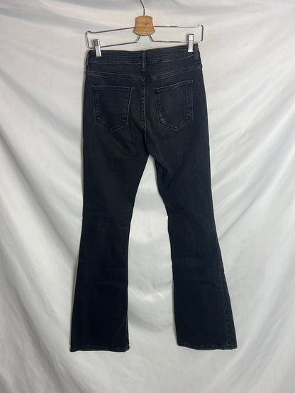 ZARA. Denim negro acampanado. T 38