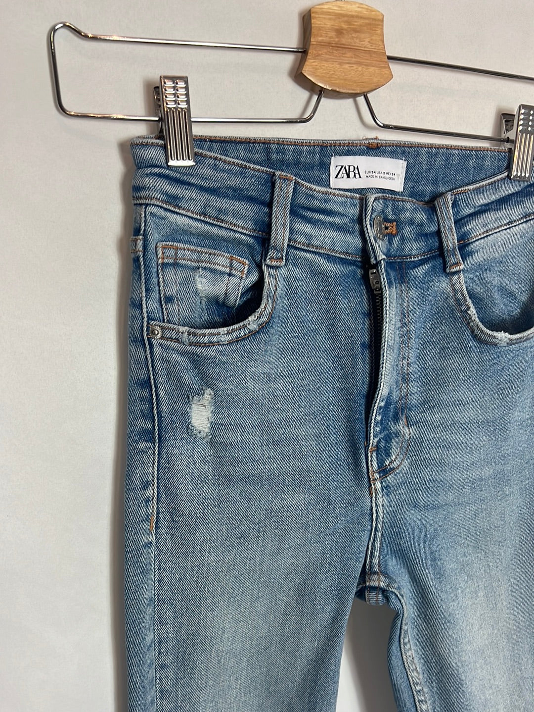 ZARA. Pantalón pitillo desflecado. T 34