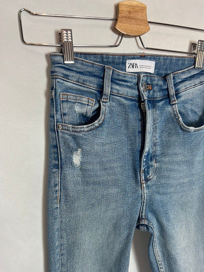 ZARA. Pantalón pitillo desflecado. T 34