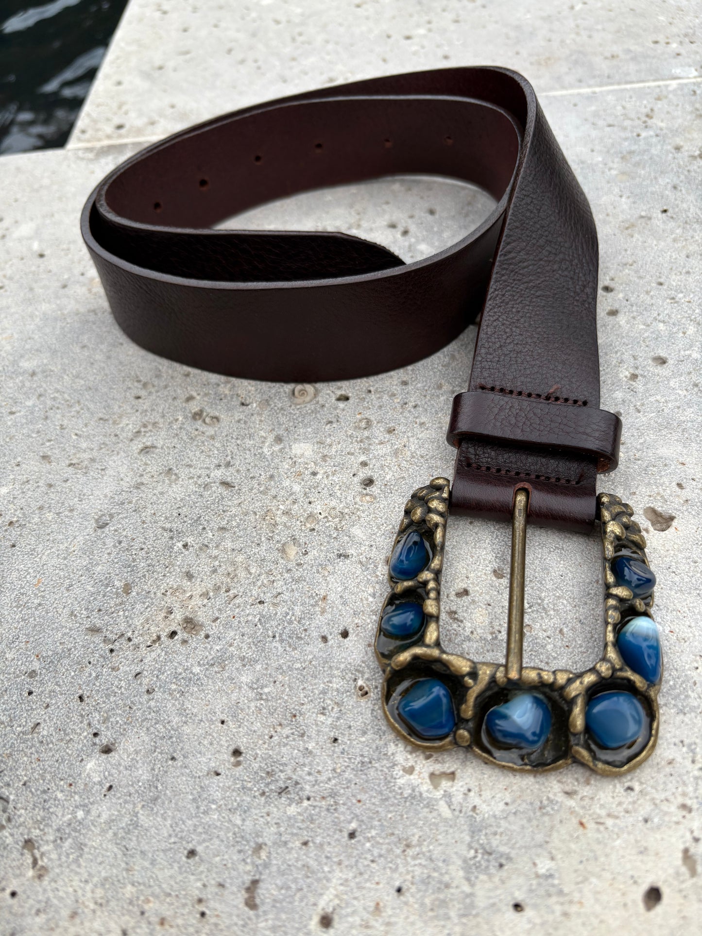 OTRAS. Cinturón piel hebilla piedras
