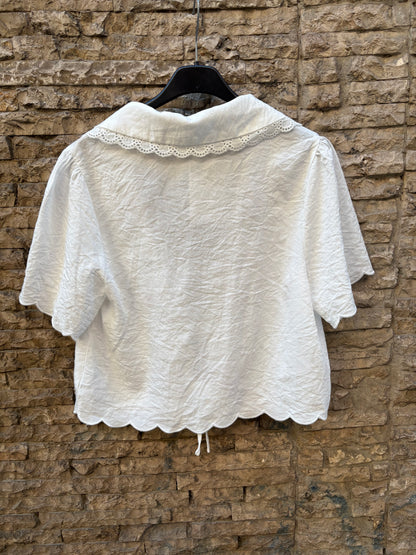 ODA. Blusa blanca bordada lazos