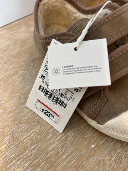 ZARA. Beige textured sneakers with Velcro. Size 25