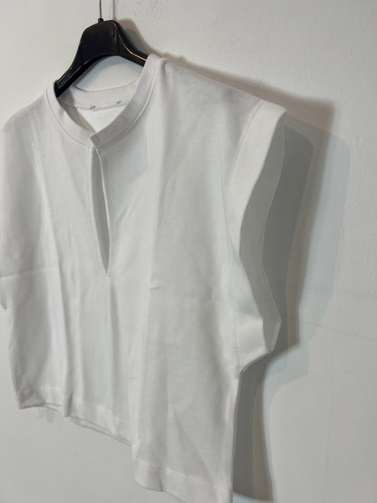 OTHERS. White low-cut t-shirt. TS