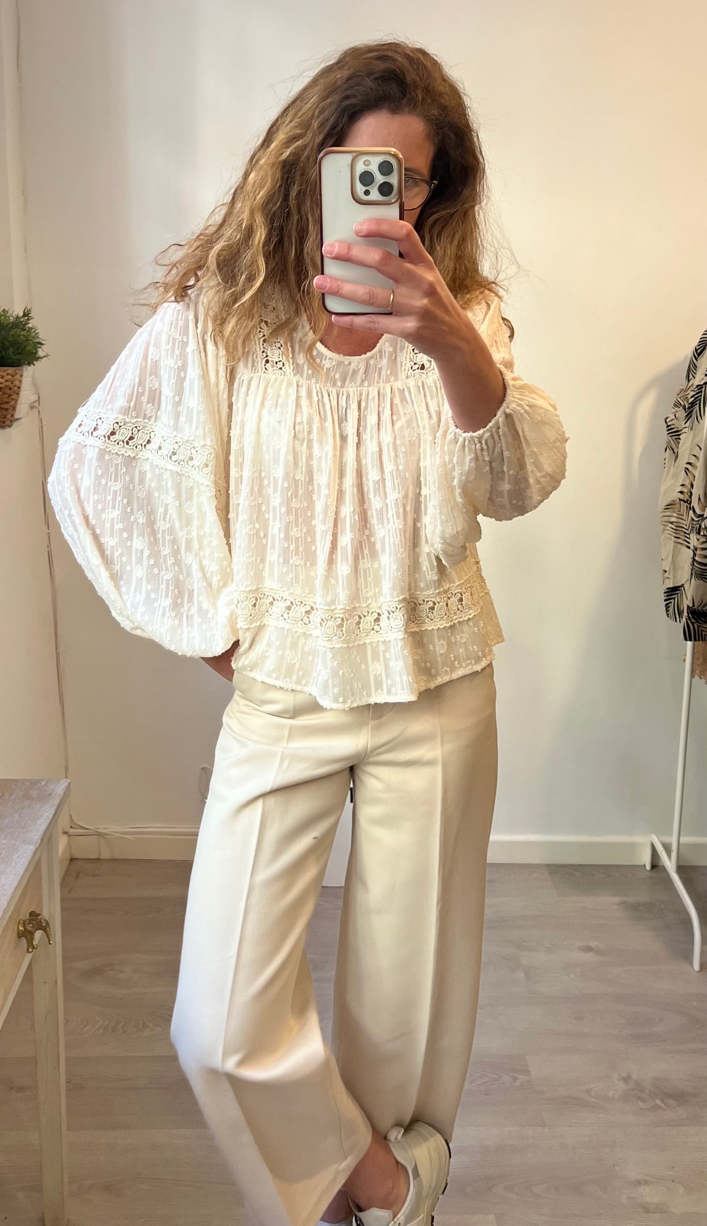 NEKANE. Blusa beige vaporosa crochet. T S