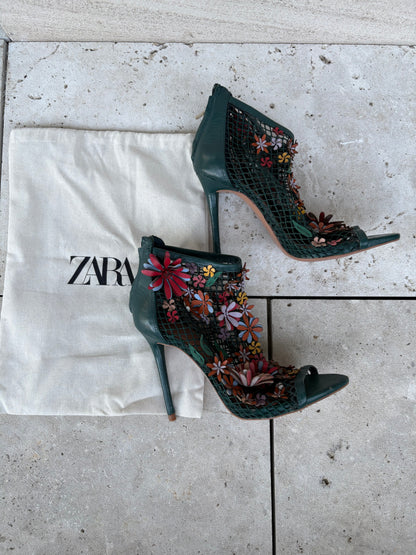 ZARA. Sandalias piel flores. T 36