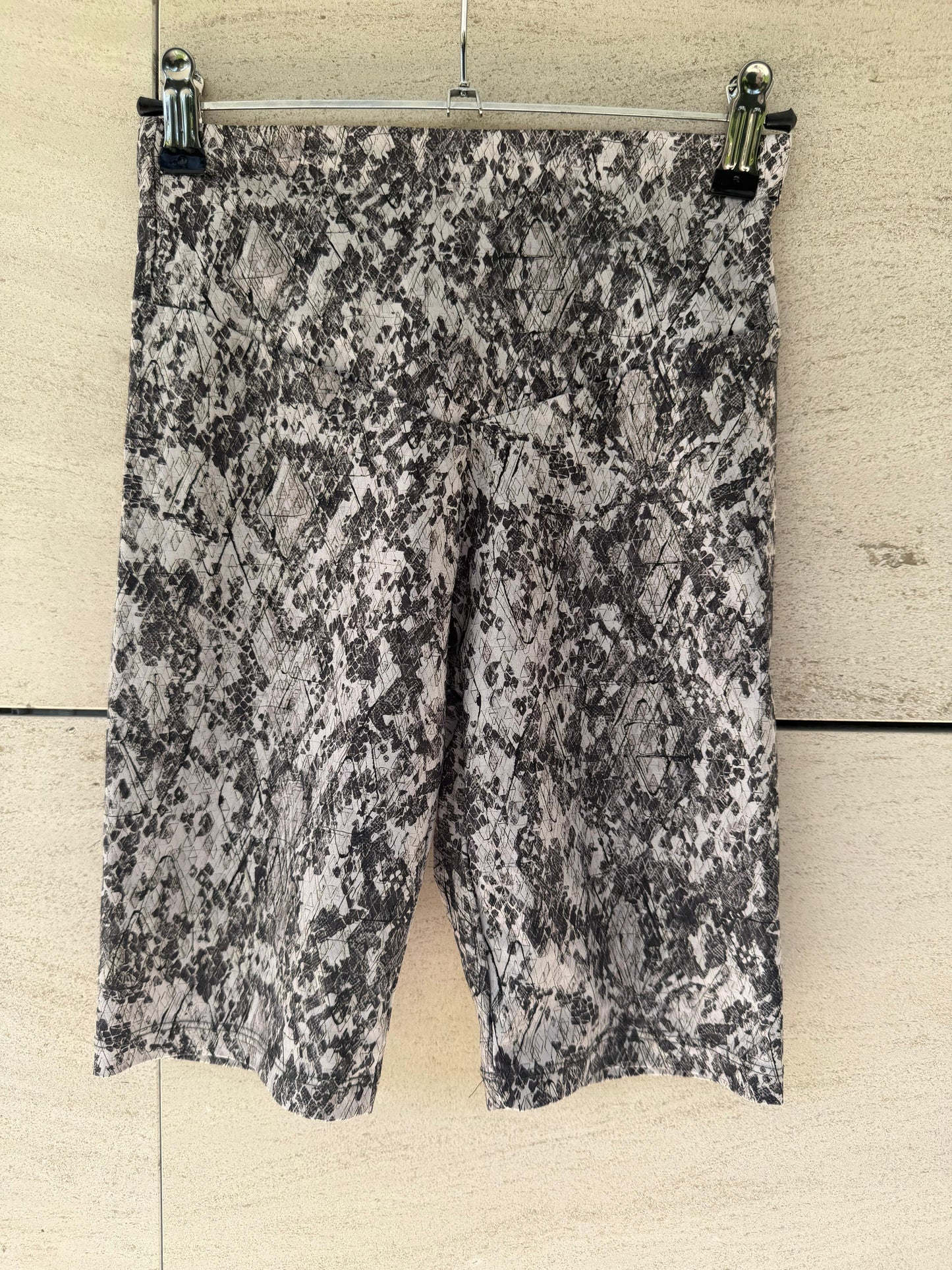 OYSHO. Mallas cortas estampado grises. T XS/S