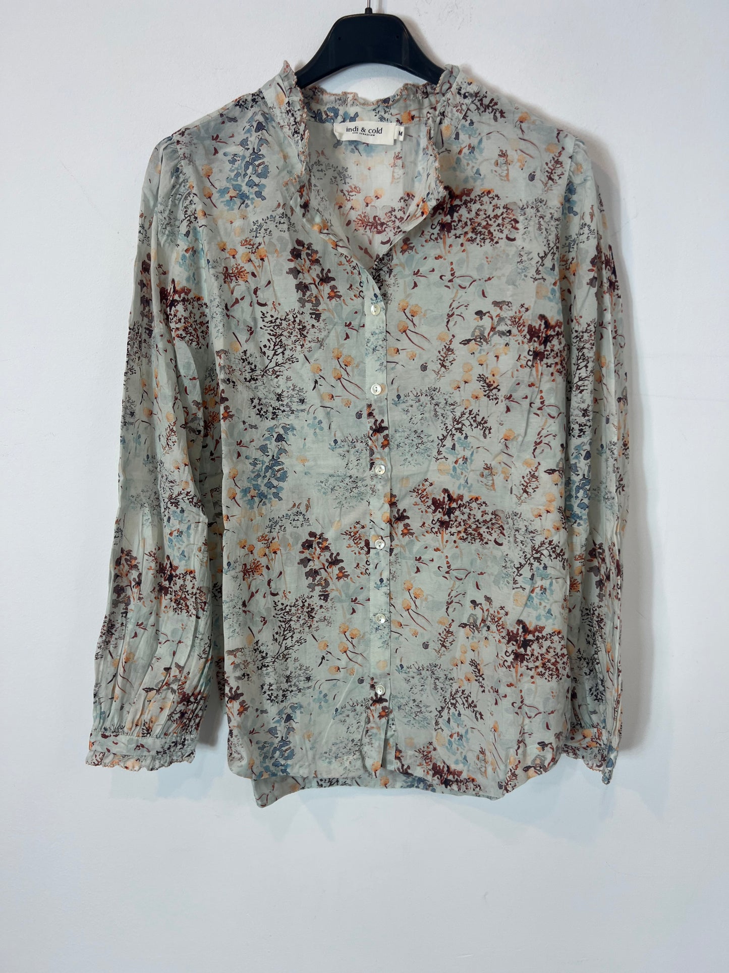 INDI &amp; COLD. Flowy floral blouse with ruffled collar. TM