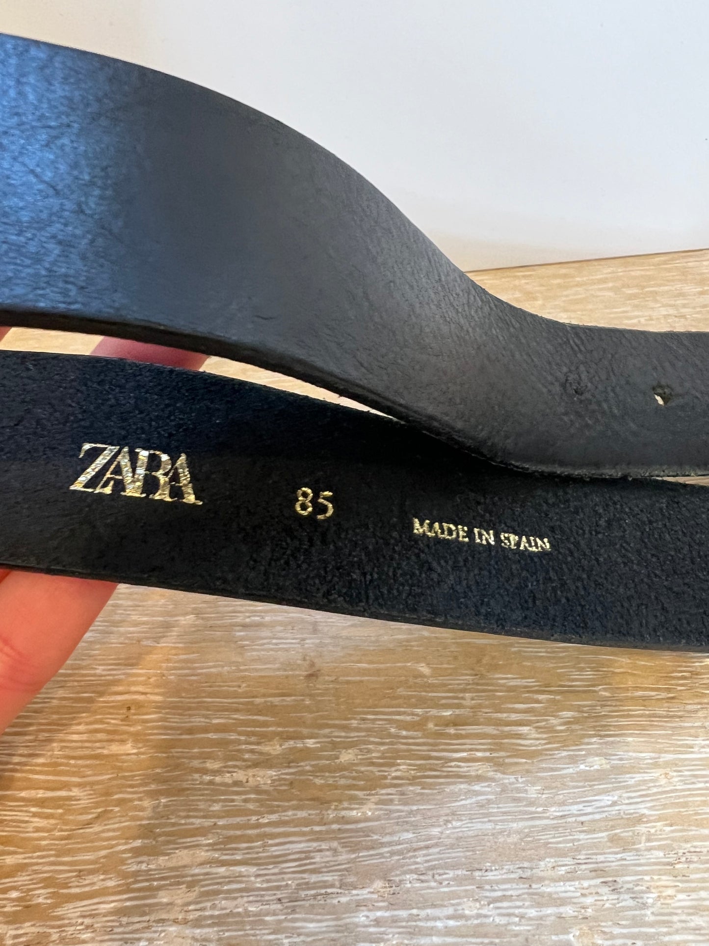 ZARA. Cinturón negro hebilla ovalada. T 85