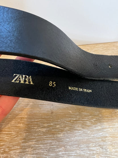 ZARA. Cinturón negro hebilla ovalada. T 85