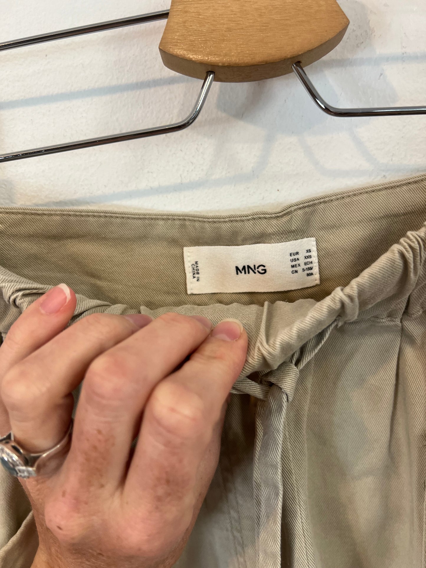 MANGO. Pantalón beige bolsillos T.xs