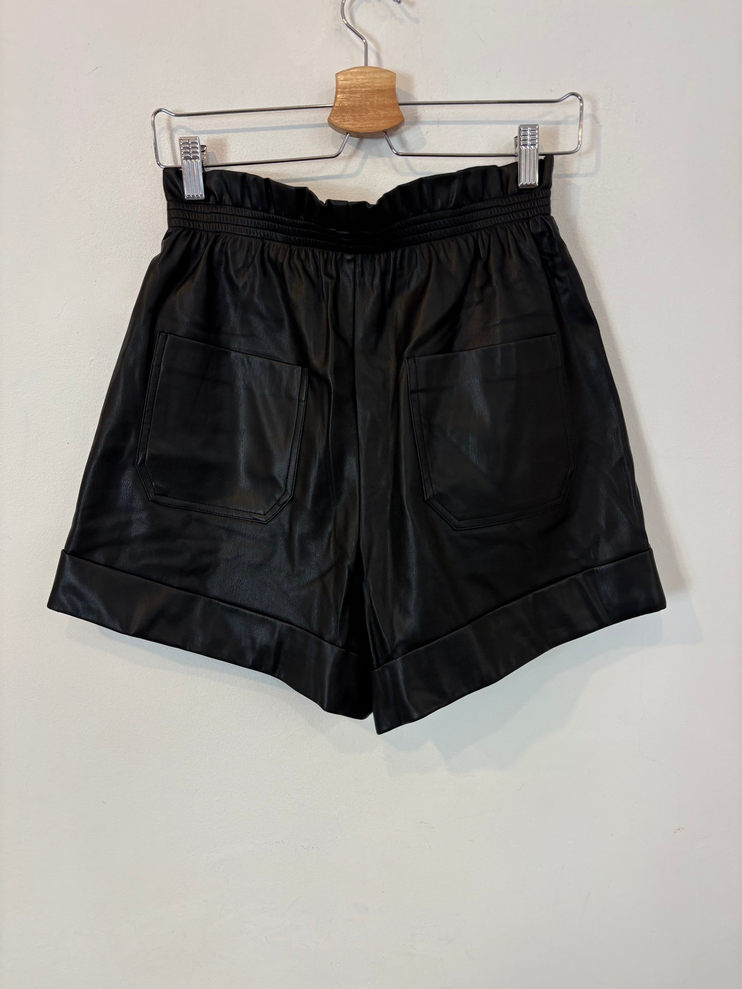 SWEEWÉ. Bermuda negra efecto piel