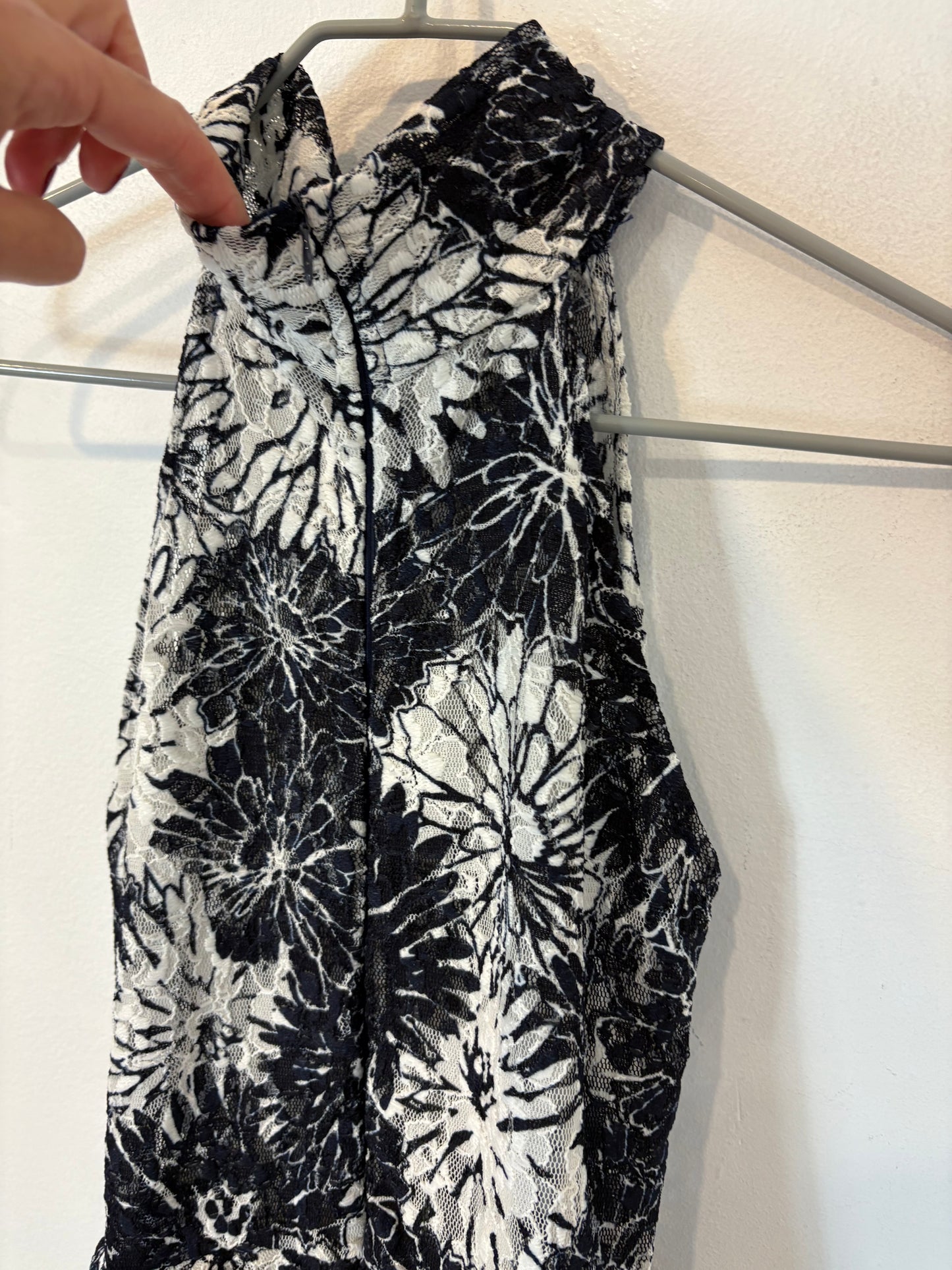 FRANCISCO ARCE. Vestido largo estampado floral y escote halter