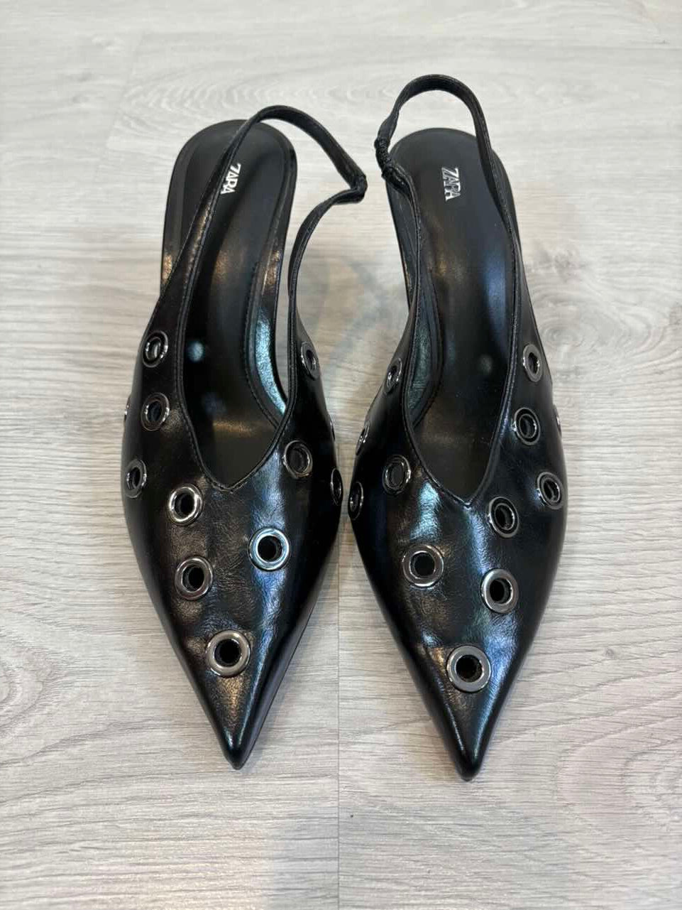 ZARA. Tacones destalonado tachuelas piel. T 38