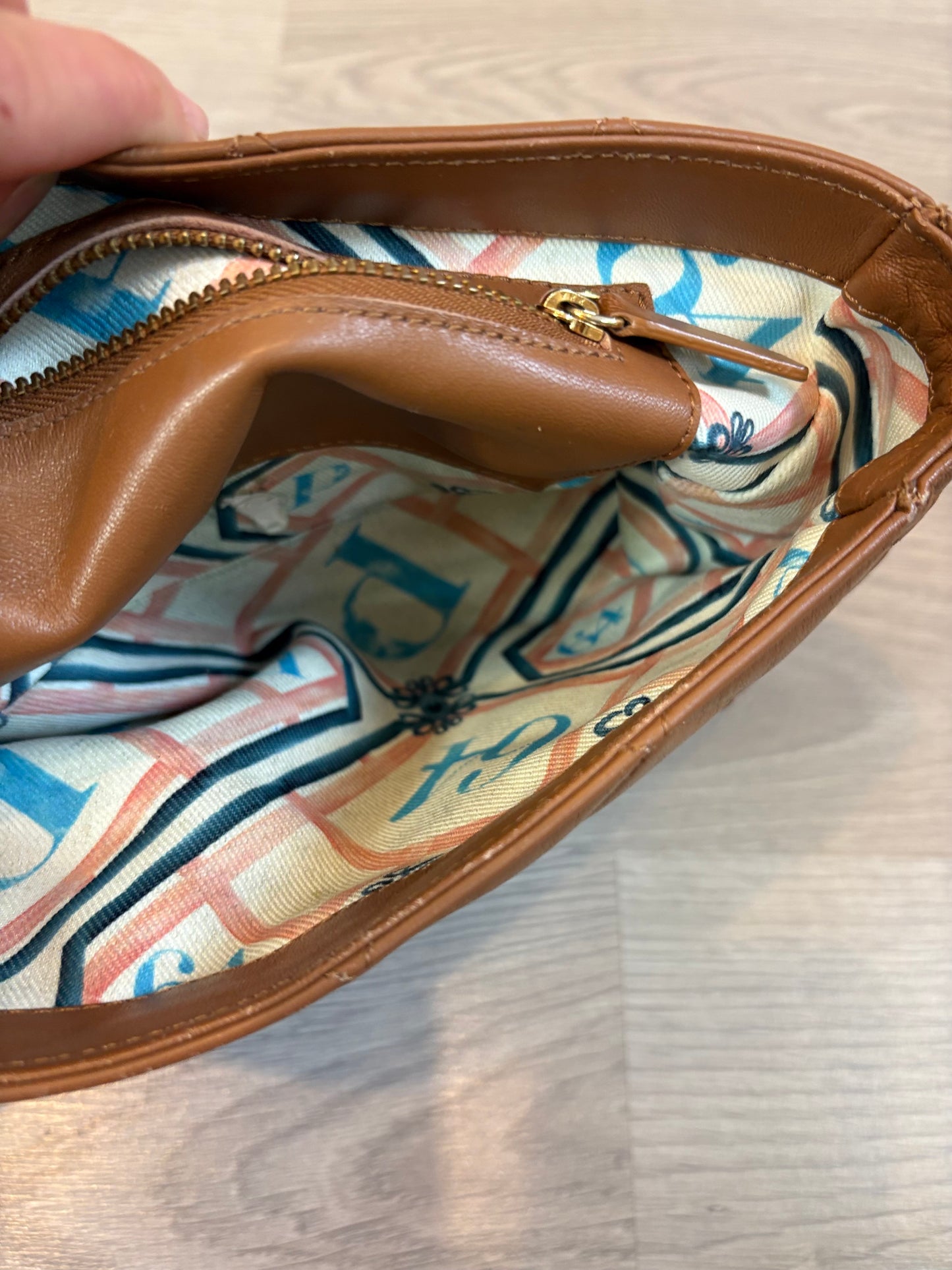PARIS 64. Bolso piel camel asa larga