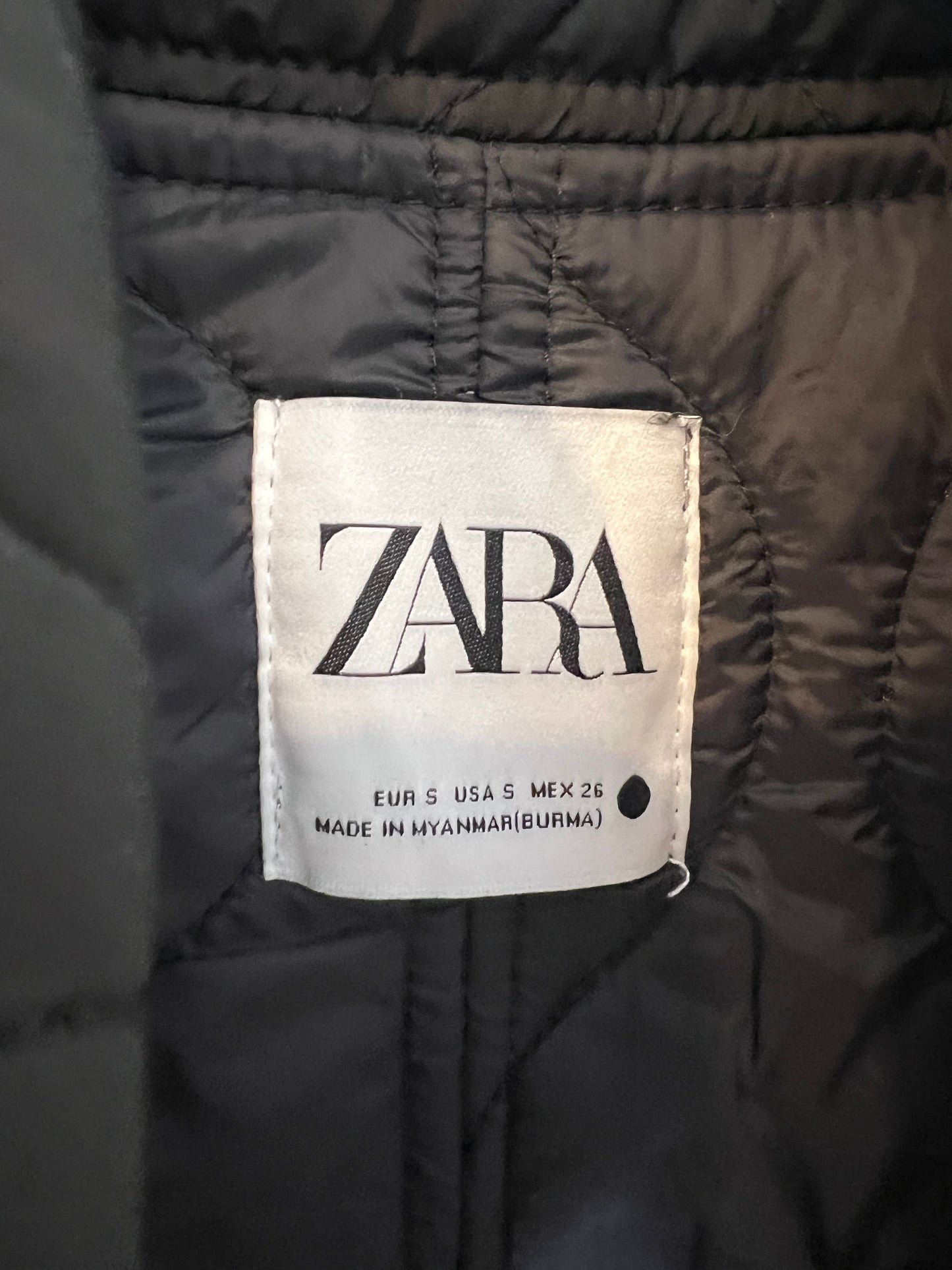 ZARA. plumas negro sin mangas T.s