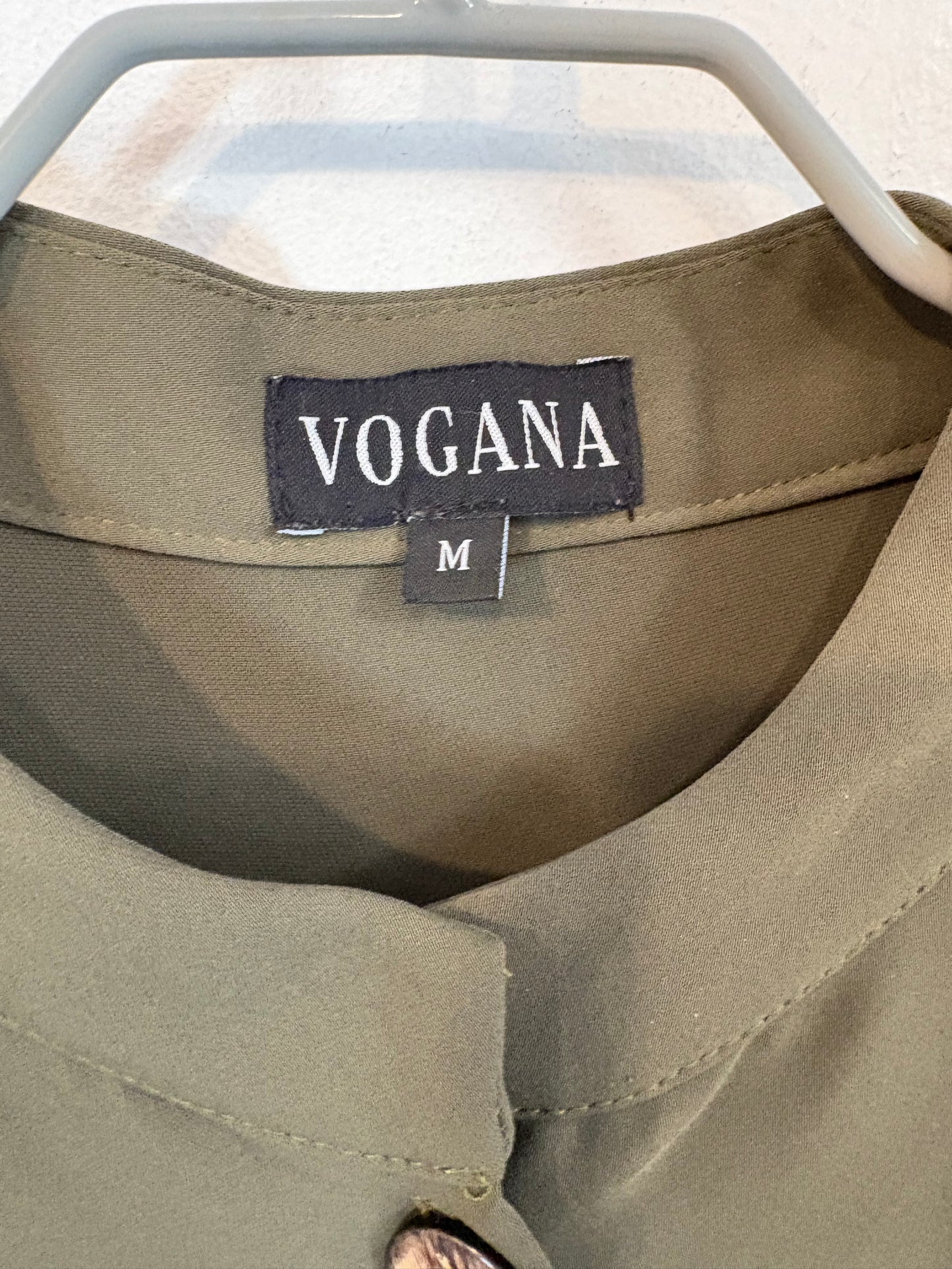 VOGANA. Total look verde fluido
