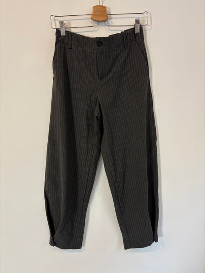 ZARA. Pantalón gris rayas y pinzas