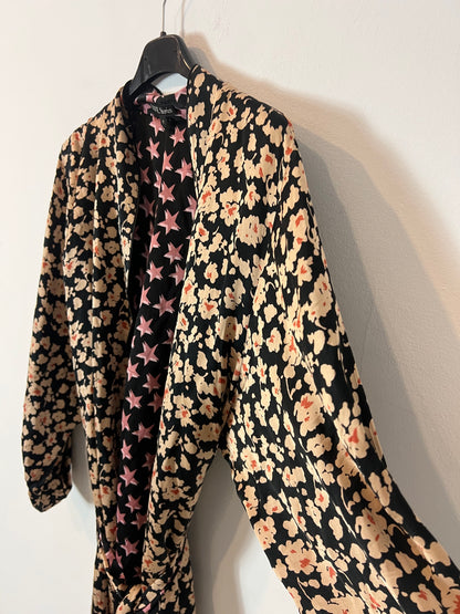LOVE STORIES. kimono negro reversible/estrellas T.s