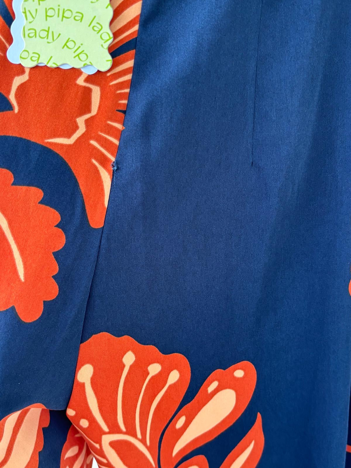 LADY PIPA. Mono largo azul estampado al cuello