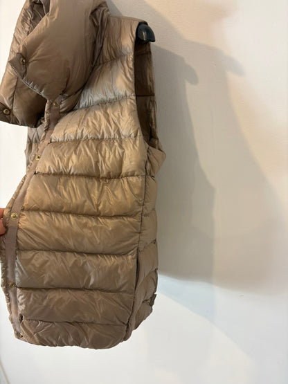 MONCLER. Chaleco ligero beige oscuro