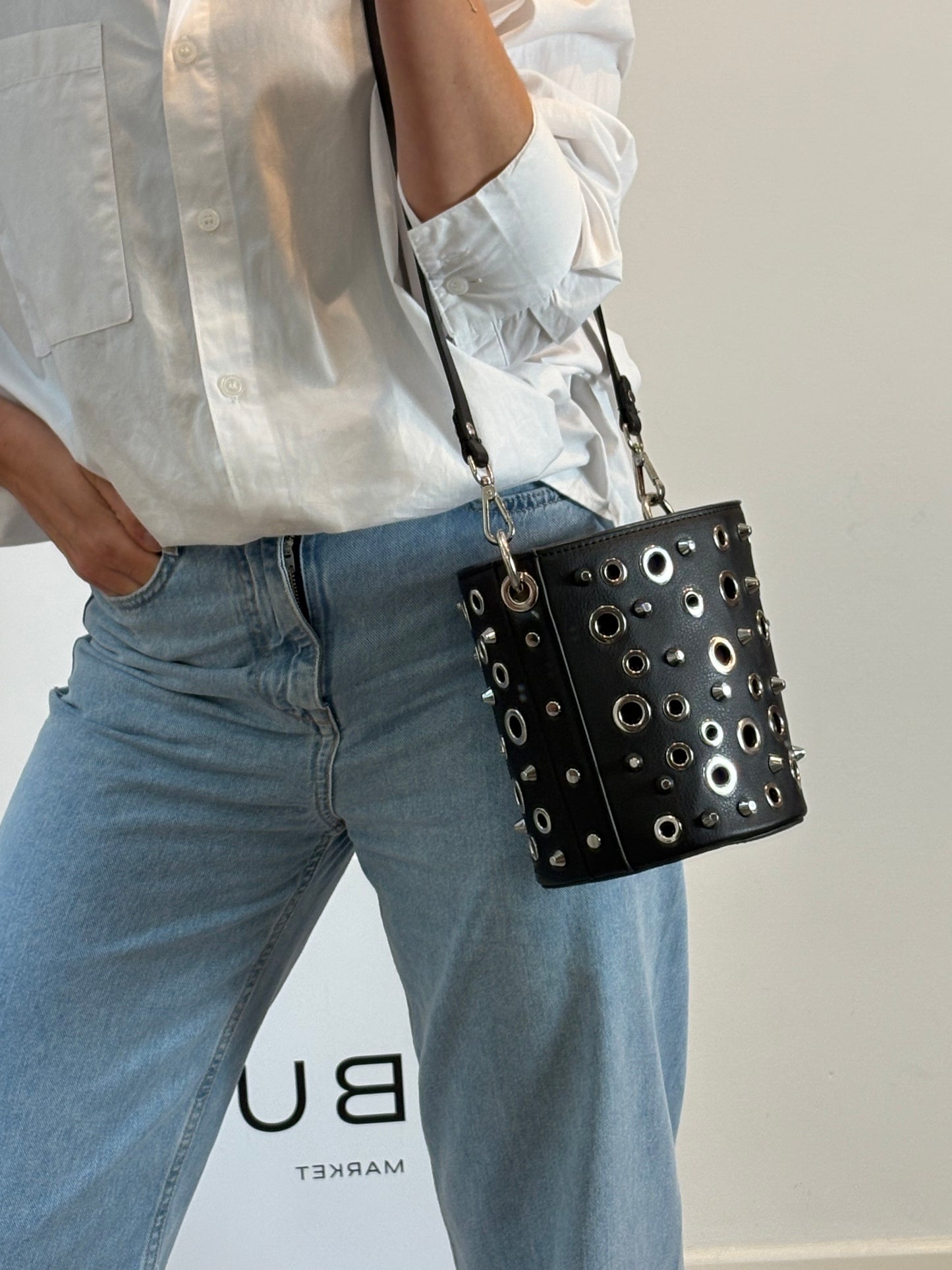 ZARA. Bolso negro tachuelas