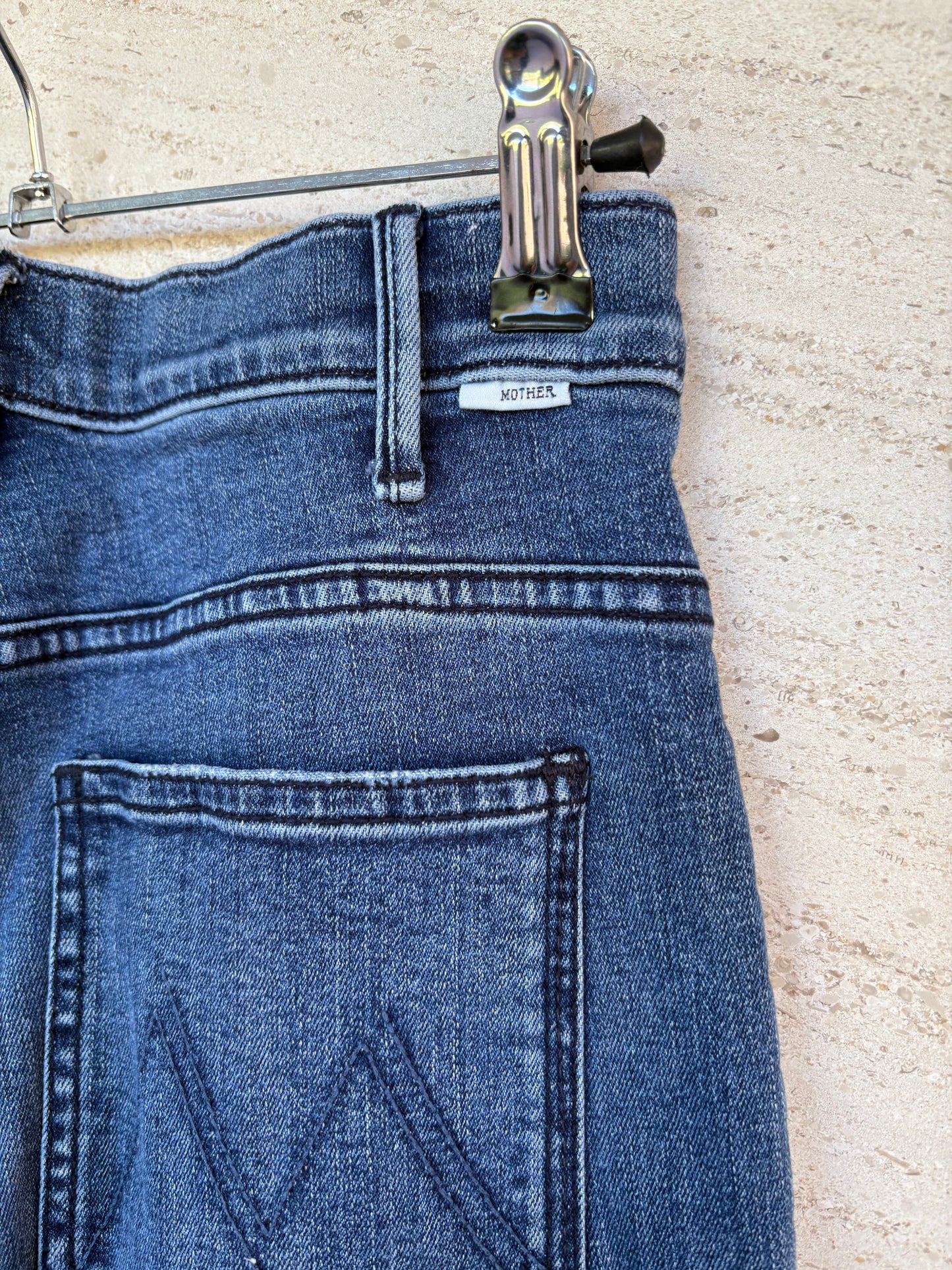 MOTHER. Pantalón denim ligeramente acampanado  T.26