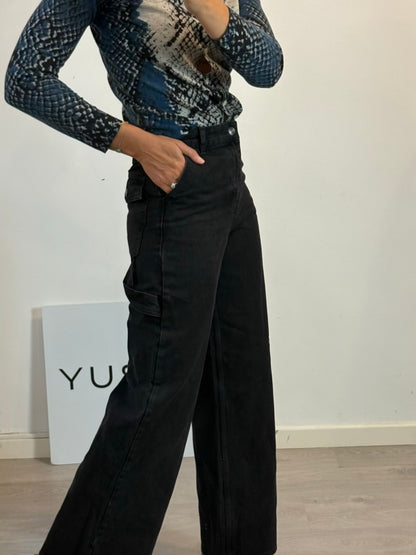 BRITT SISSECK. Denim negro pata ancha