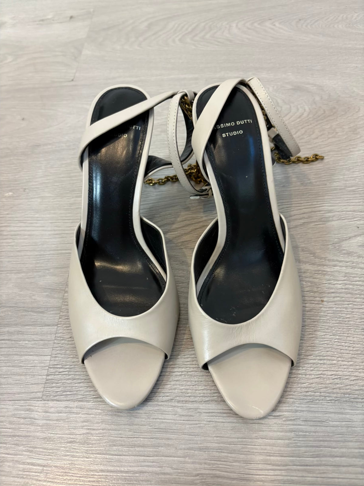 MASSIMO DUTTI STUDIO. Sandalia piel en crudo. T 38