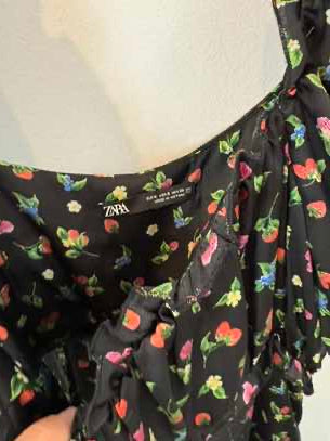 ZARA. Vestido negro fresas