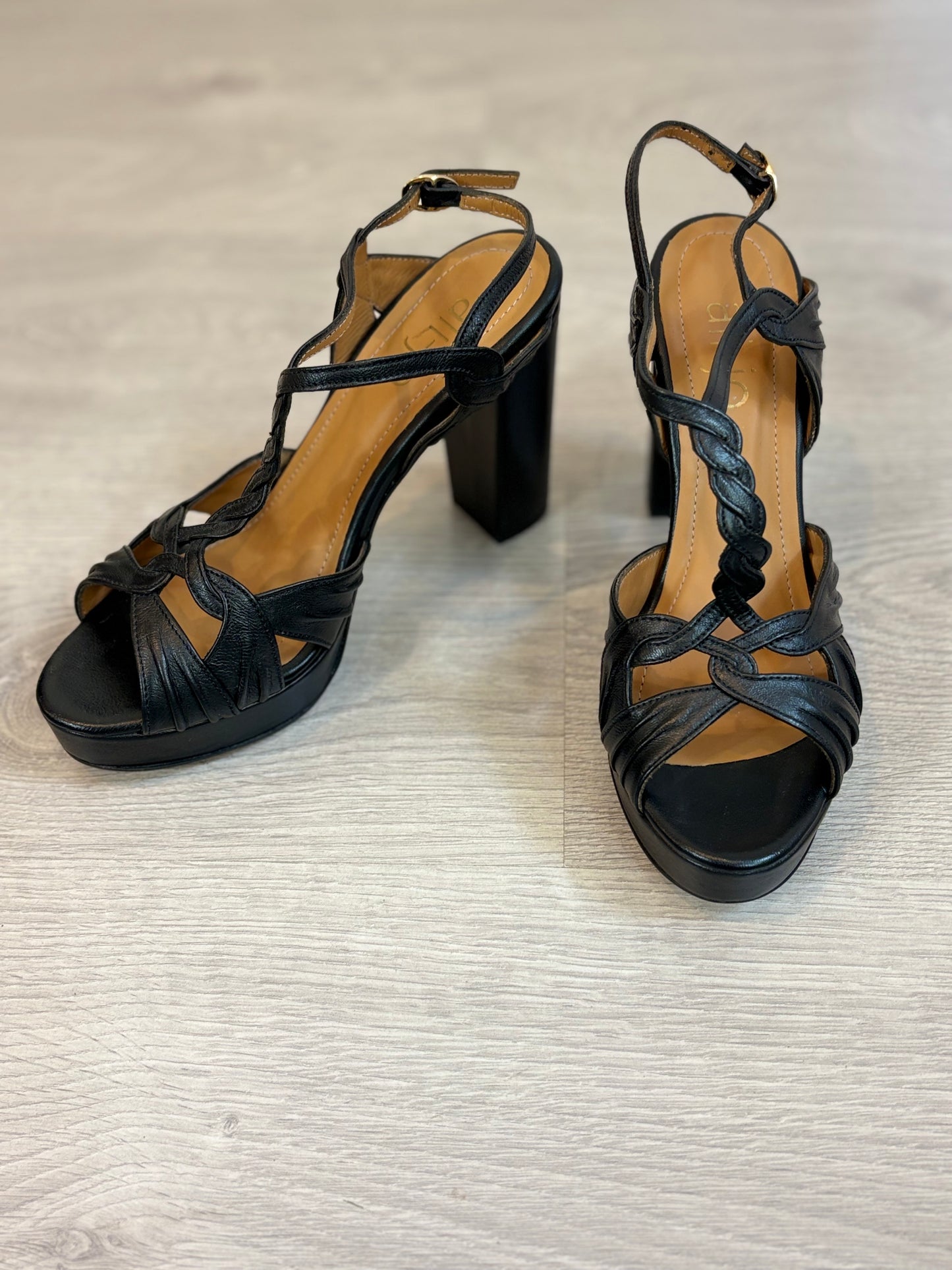 ALI-JO. Sandalia negra trenzada. T 40