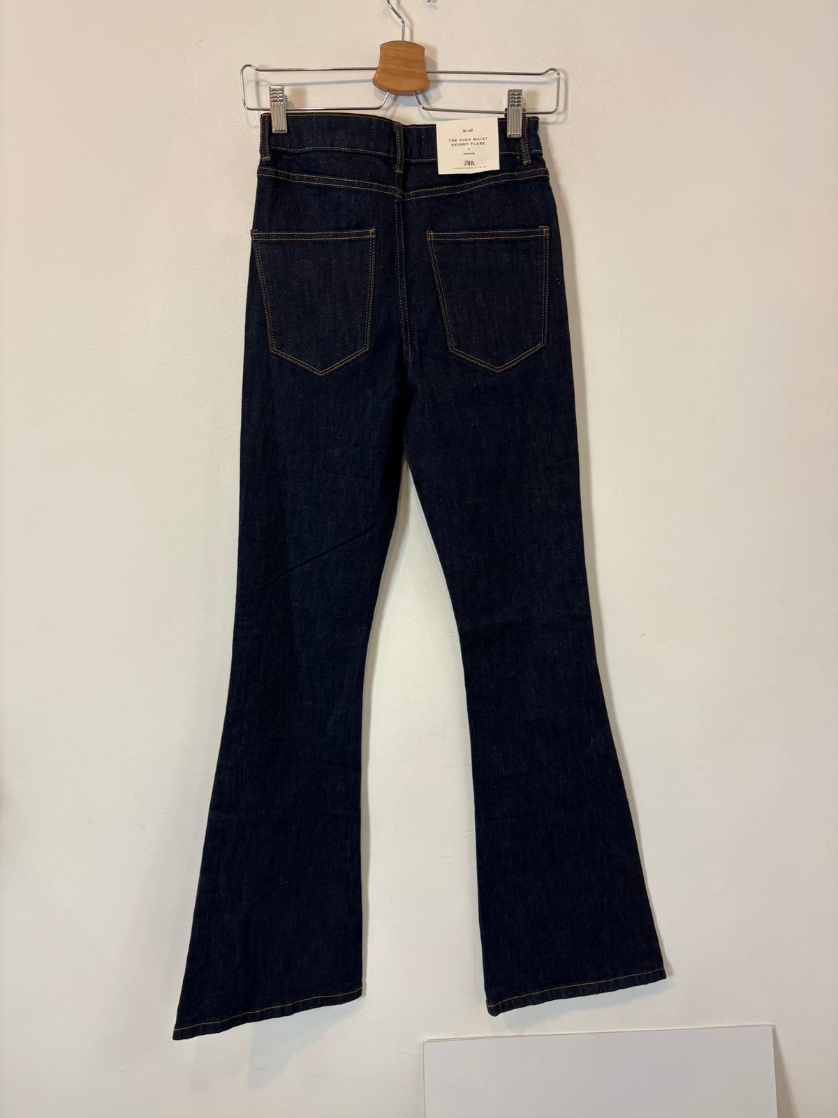 ZARA. Denim flare azul oscuro
