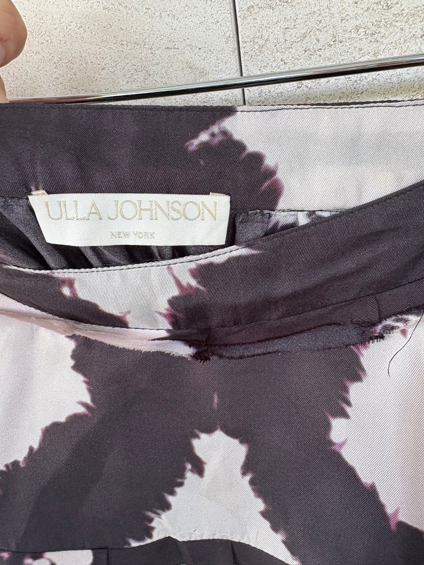 ULLA JOHNSON. Falda larga estampada volantes. T M