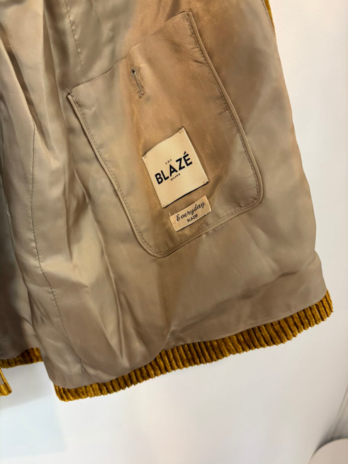 BLAZÉ MILANO. Modelo Everyday blazer pana camel