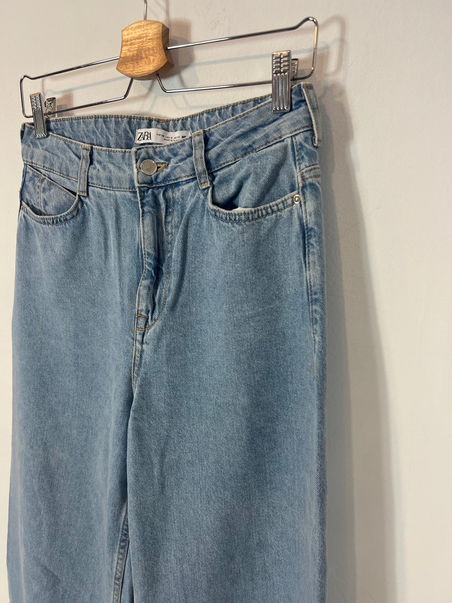 ZARA. Pantalón pata ancha ligero. T 36