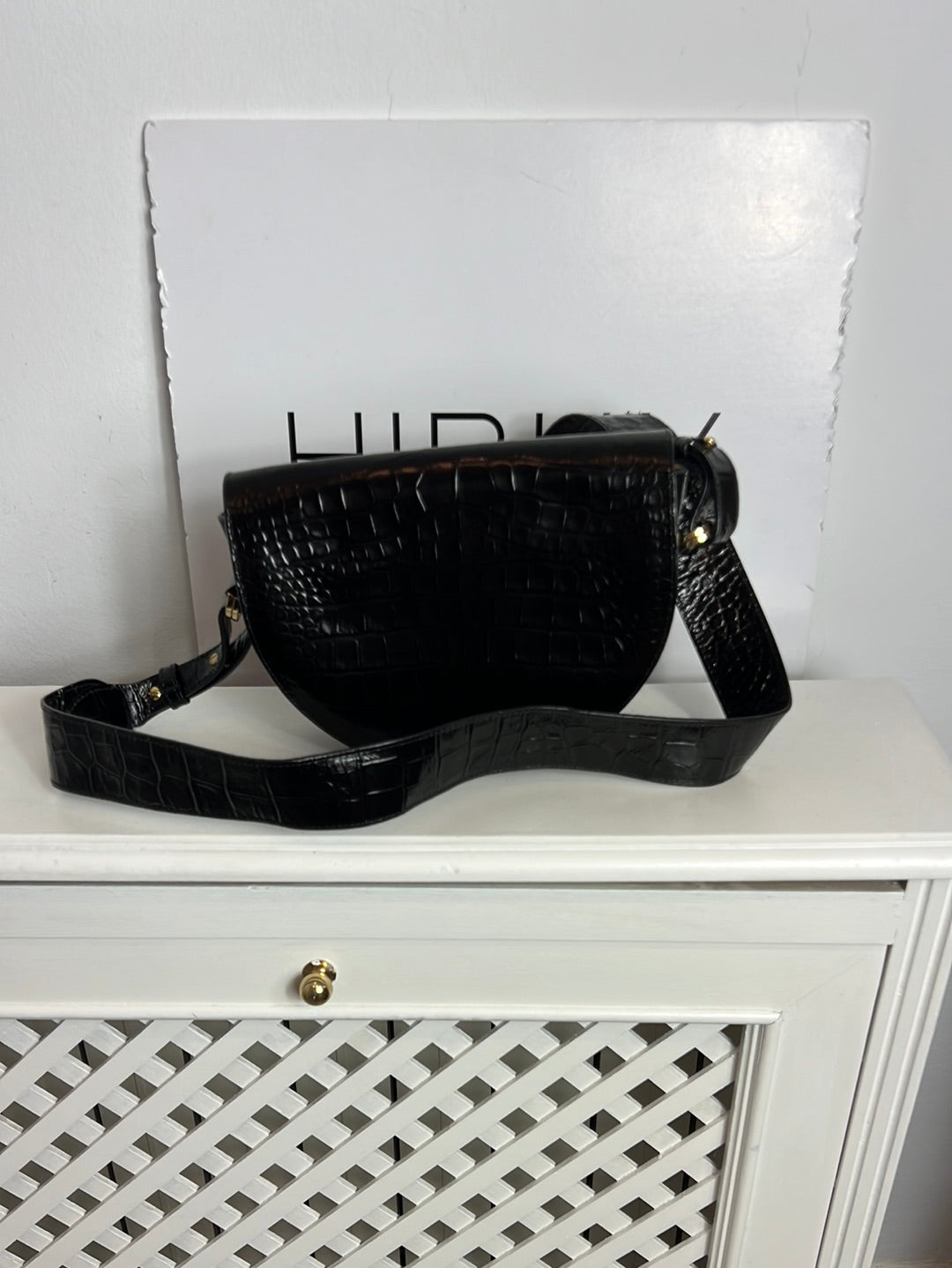 LEANDRA. Bolso negro piel troquelada