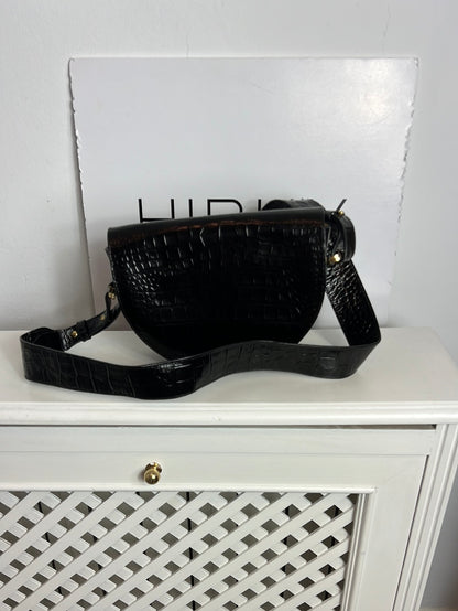 LEANDRA. Bolso negro piel troquelada