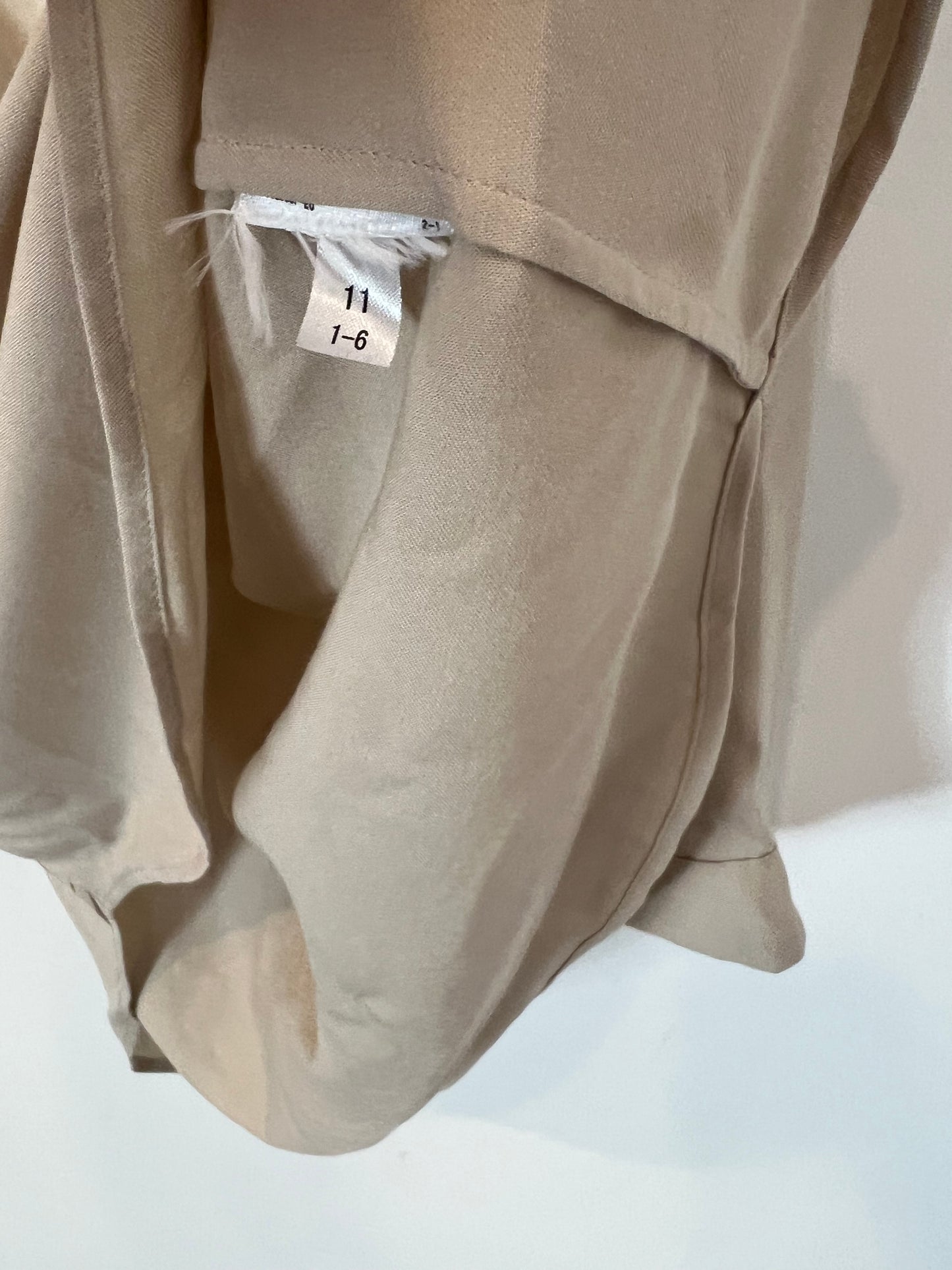 UNIQLO. Flowy beige blouse. TS