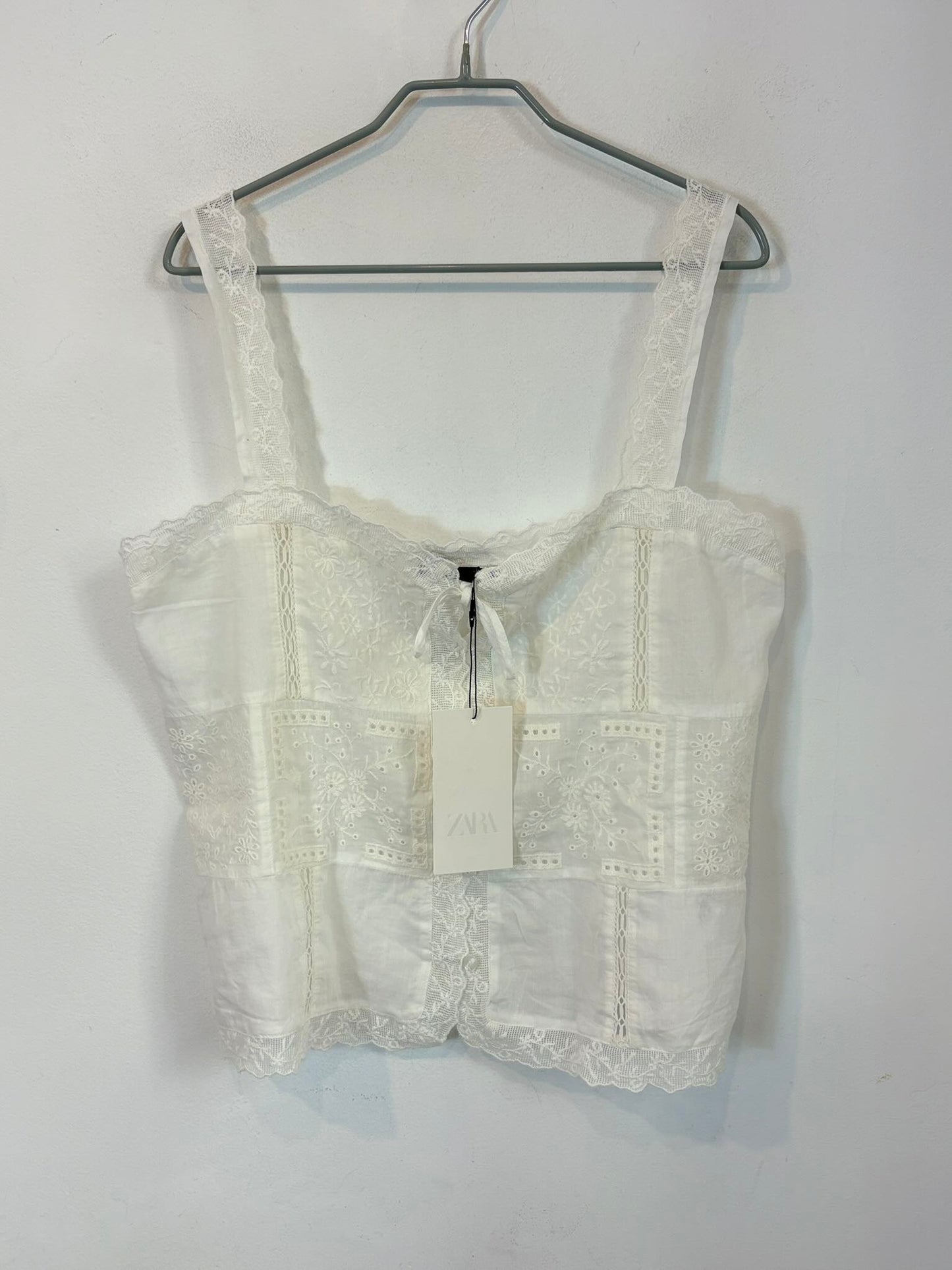 ZARA. Top blanco bordados