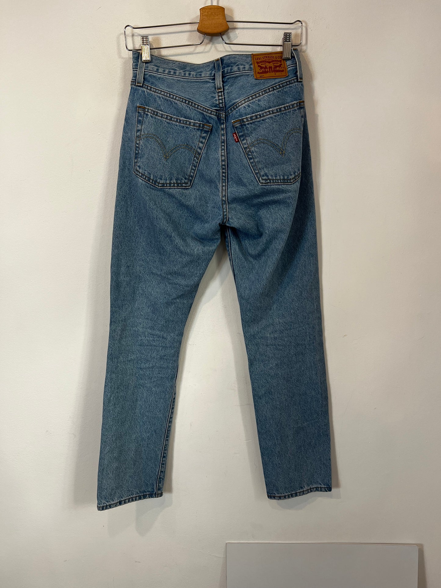 LEVI’S. Denim recto claro rotos