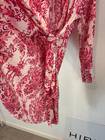 SEE IOU Juan Avellaneda. Vestido corto cruzado estampado rosa