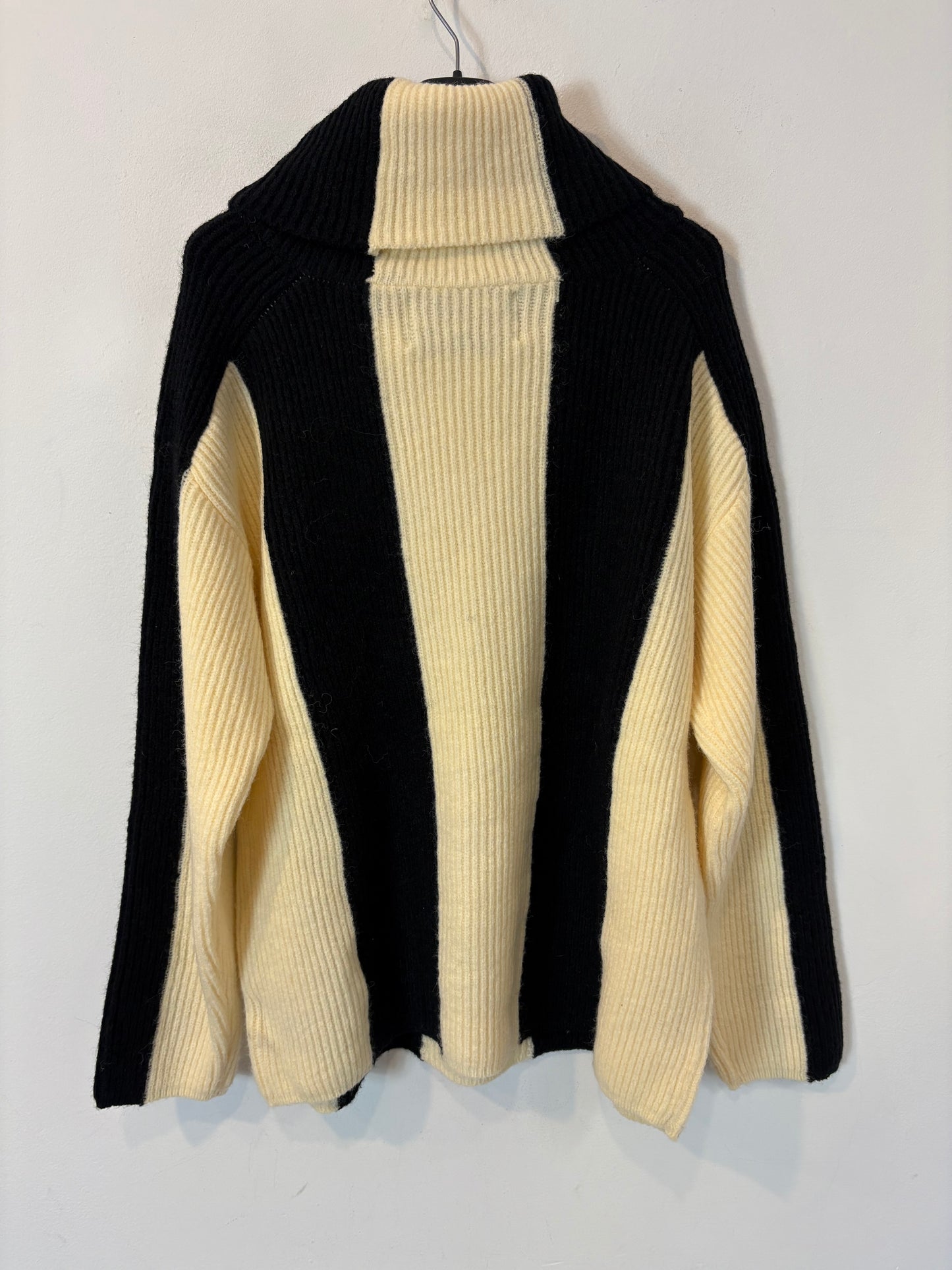 WILD PONY. Jersey bicolor cuello vuelto