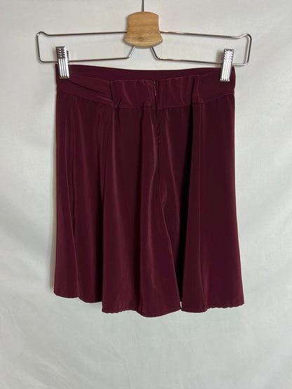 BRANDY MELVILLE. Falda corta burdeos vuelo. T XS