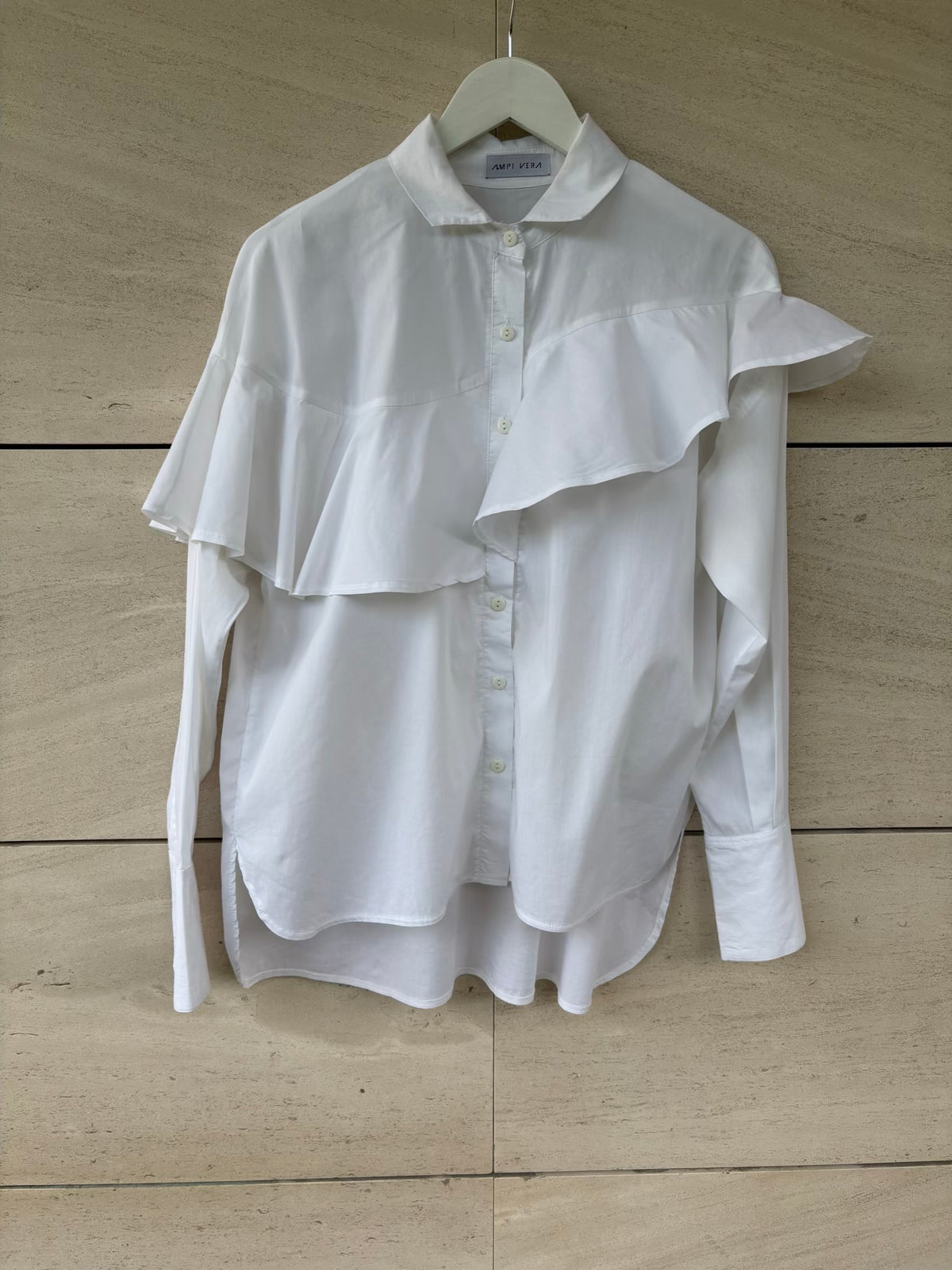 AMPI VERA. Blusa blanca fluida volante