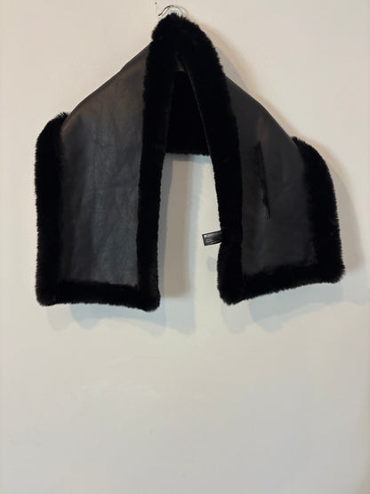 ZARA. Cuello doble textura en negro