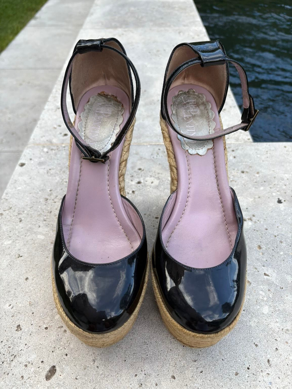 RED VALENTINO. Cuña esparto charol en negro. T 38