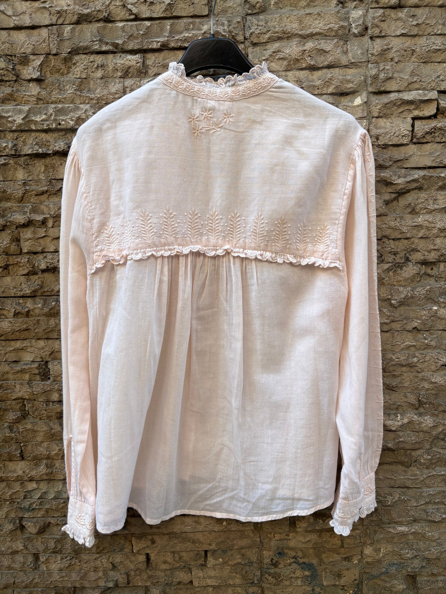 LOUISE MISHA. Blusa rosa claro bordados