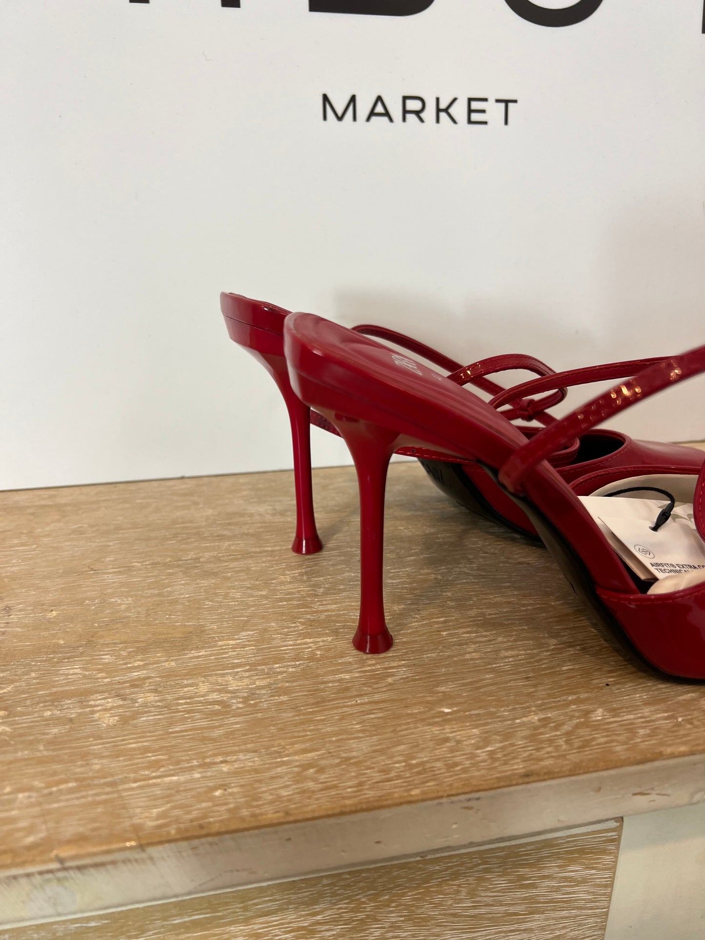 ZARA. Sandalia roja charol. T 40