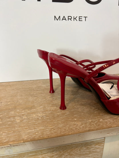 ZARA. Sandalia roja charol. T 40