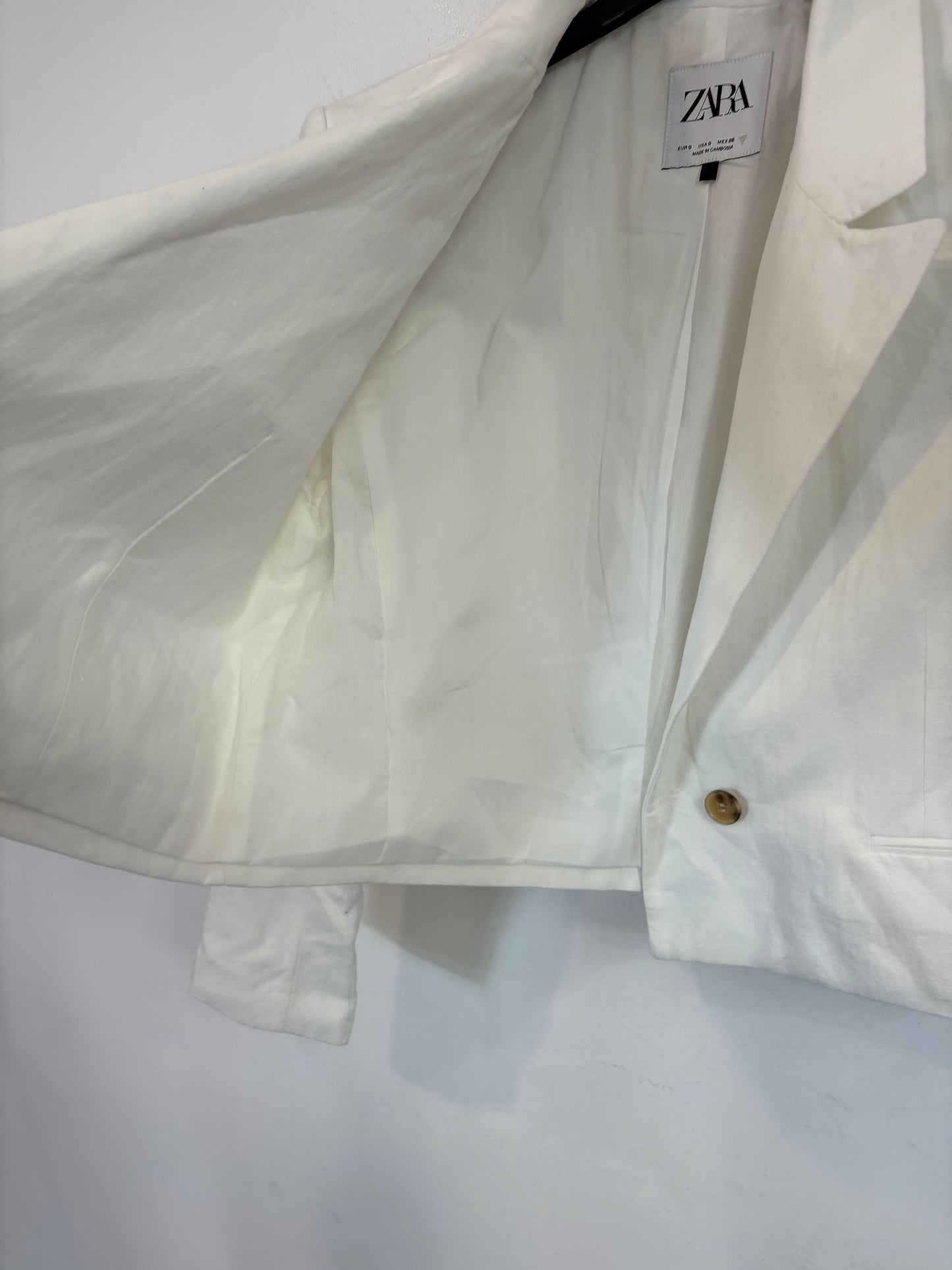 ZARA. Chaqueta blanca mezcla cortita
