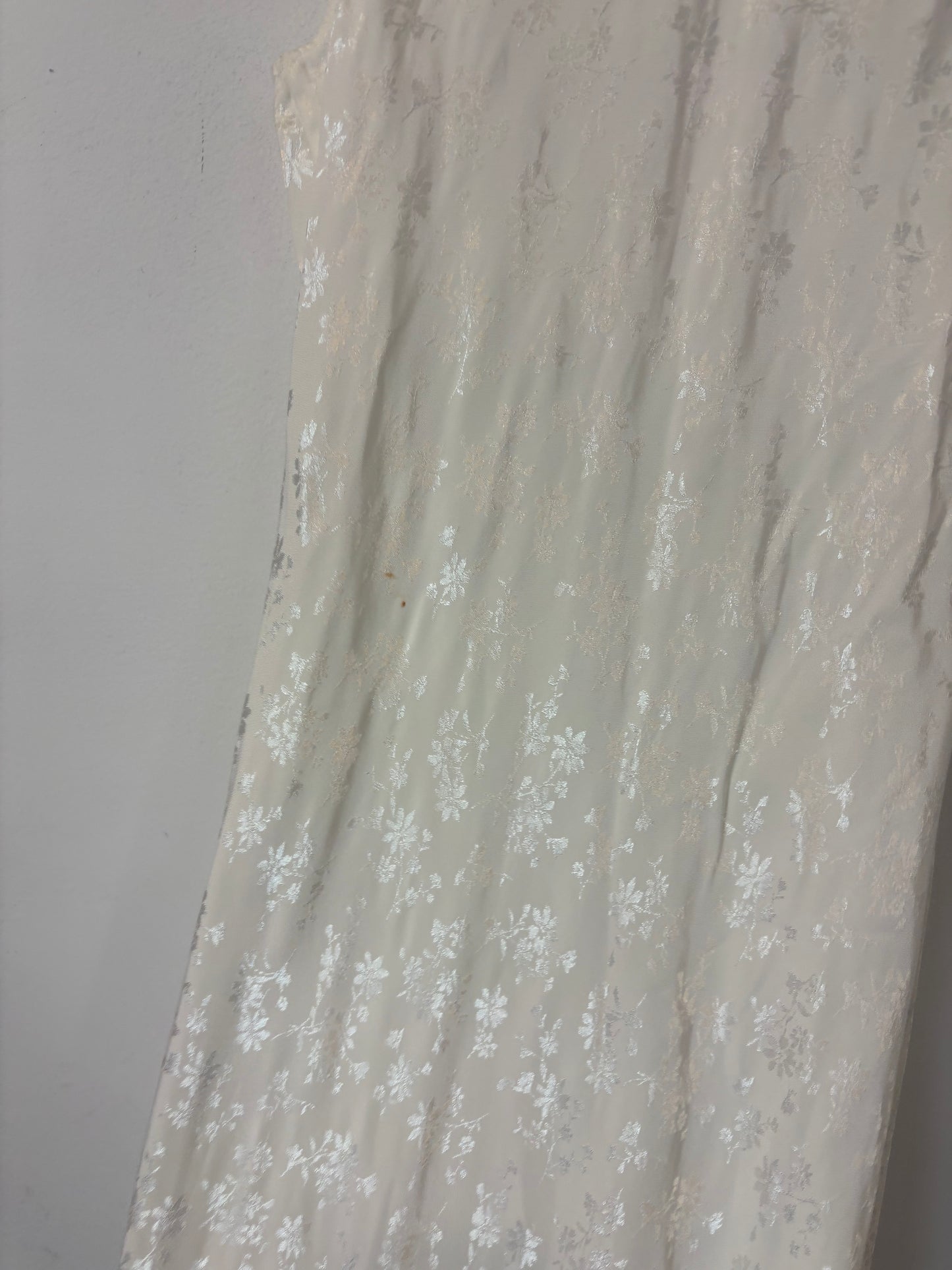 ZARA. Vestido largo blanco detalles satinados